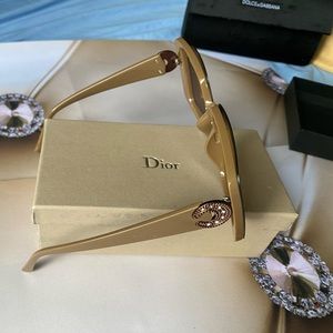 Sunglasses for women very nice and good price come with cases everything